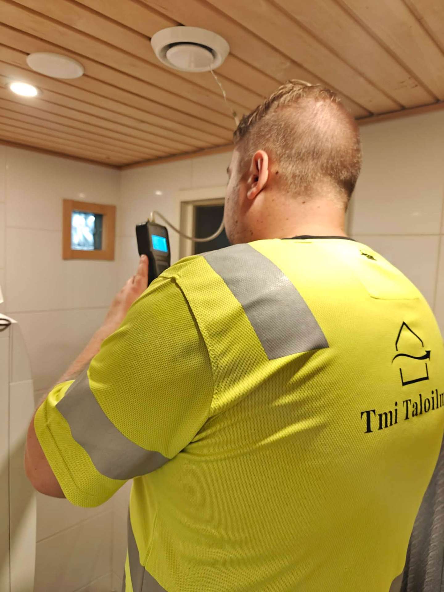 Tmi Taloilma asentaja mittaa ilmanvaihtoa toimipisteessä